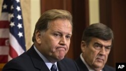 美國國會眾議院情報委員會主席羅傑斯(圖左)