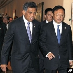 東盟秘書長素林與中國外長楊潔篪2011年7月出席東盟會議