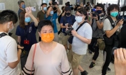 民主派初选47人案其中一名被告、民主党前立法会议员黄碧云（橙色口罩者）到法庭应讯 (美国之音/汤惠芸)