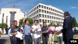 郭牧师带领信徒唱诗（美国之音国符拍摄）