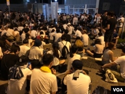 大批年青示威者響應香港眾志號召6月9日晚參與圍堵立法會行動。（美國之音湯惠芸攝）