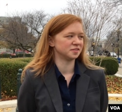 原告费舍尔在最高法院前 (美国之音杨晨拍摄)