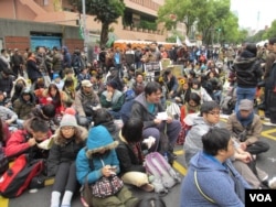 在立法院外抗议的学生（美国之音张永泰拍摄）