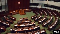 多位泛民議員在立法會大會質詢有關後政改時代如何重建北京與泛民主派的關係。(美國之音記者湯惠芸拍攝)