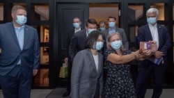 台灣總統蔡英文在台北與美國副國務卿克拉奇（左）率領的美國代表團成員自拍。 （照片來源：台灣總統府）