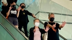 两名工党前立法会议员李卓人及何秀兰因8-18案被判罪成，他们离开法庭时高举反送中运动”五一手势” (美国之音/汤惠芸）