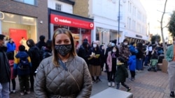 住在京士頓的英國人Kayla對美國之音說，她看見示威標語及聽到抗議口號，因此停下來向示威者表達支持（美國之音鄭樂捷）