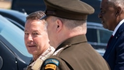 美军驻阿富汗部队指挥官米勒上将（General Scott Austin Miller，左）2021年7月14日回国（路透社）