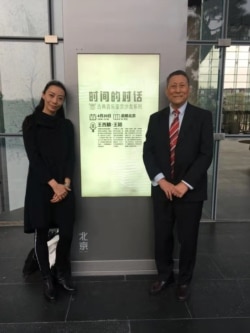 王西麟与女儿、曾获“布兰登堡”奖的作曲家王颖2017年在北京音乐沙龙对话古典音乐鉴赏。（王西麟提供照片）