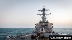 美國海軍約翰·麥凱恩號導彈驅逐艦2021年2月5日在南中國海進行常規航行行動。（美國海軍第七艦隊）