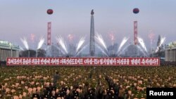 北韓中央通訊社（KCNA）在平壤發布的照片​​顯示2017年12月1日北韓軍隊在平壤金日成廣場舉行的關於火星15導彈發射成功的慶祝活動。