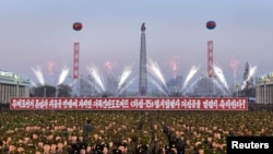 朝鲜中央通讯社（KCNA）在平壤发布的照片显示2017年12月1日朝鲜军队在平壤金日成广场举行的关于火星15导弹发射成功的庆祝活动。