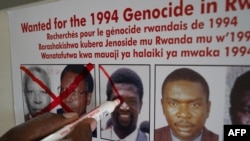 圖為種族滅絕逃犯追踪辦公室2020年5月22日在盧旺達辦公室貼出的逃犯通緝令。