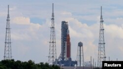 在卡納維拉爾角的阿提米斯一號任務的發射被推遲後，美國太空總署（NASA ）的下一代月球火箭太空發射系統 (SLS) 及其獵戶座乘員艙繼續留在發射台上。