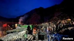 巴基斯坦救援人員正在開伯爾山口的山體滑坡處搜救倖存者。（2023年4月18日）