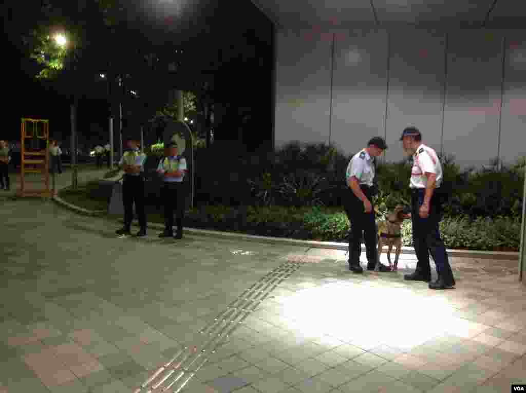 警方在去往添馬公園路上嚴陣以待(美國之音海彥拍攝)