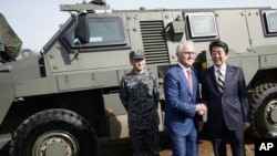 澳大利亞總理特恩布爾（左）在日本首相官邸與安倍首相握手