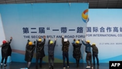 在第二屆一帶一路國際合作高峰論壇閉幕後，中國工人拆掉宣傳板。 （2019年4月27日）