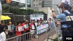 2019年3月22日，香港中聯辦門前抗議者集會，要求釋放酒案四君子(美國之音記者申華拍攝)