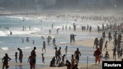 巴西里約熱內盧大批民眾新冠病毒大流行期間在海灘休閒（路透社2020年6月21日）