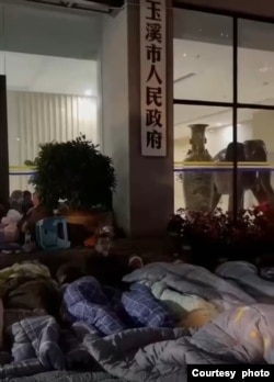 中國雲南玉溪回族民眾2024年12月16日在市政府門前抗議當局抓捕伊斯蘭教學者和穆斯林領袖(雲南玉溪民眾提供)