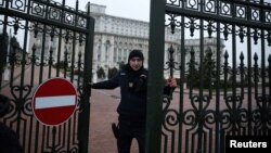 位於布加勒斯特的羅馬尼亞最高法院宣布第一輪總統選舉結果無效後，議會宮的大門被關閉。 （2024年12月6日）