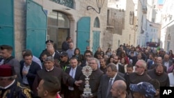 一件小小的木制古物星期六（11月30日）抵达圣经中的名城伯利恒永久保存。那一古物被认为是耶稣诞生于其中的马槽的一部分。（美联社）