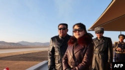 官方的朝中社公佈的攝於2023年11月30日的照片顯示北韓領導人金正恩與據信名為金主愛的女兒視察空軍。