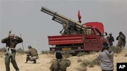 利比亞叛軍頑強反抗。