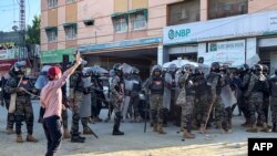 巴基斯坦准军事部队在巴控克什米尔首府穆扎法拉巴德面对抗议人士。（2024年5月13日）