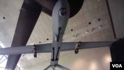 华盛顿史密森国家航空航天博物馆展出的一架携带两枚导弹的“掠食者”无人机。（资料照）