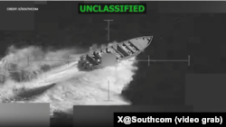 2025年11月15日，美国“南方之矛行动”联合特遣队对一艘由被指定为恐怖组织运营的、参与非法毒品走私的船只进行了致命的动能打击。(图片来自美国南方司令部的视频截图)