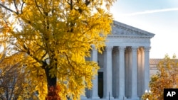 2021年12月3日，太陽在美國最高法院後升起。