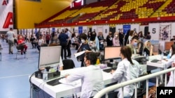 北馬其頓斯科普里的市民排隊接種中國國藥疫苗。（2021年5月6日）