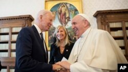 教宗方济各星期五（2021年10月29日）在梵蒂冈会晤美国总统拜登。