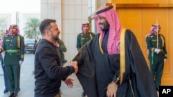 乌克兰总统泽连斯基2024年2月27日在沙特阿拉伯利雅得会晤沙特王储穆罕默德·本·萨勒曼。