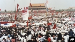 1989年5月17日北京天安門廣場上成千上萬的學生抗議示威要求民主
