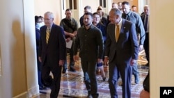 乌克兰总统弗拉基米尔·泽连斯基(中)2023年9月21日星期四，在华盛顿美国国会大厦与国会议员会面后，与参议院少数党领袖米奇·麦康奈尔(左)和参议院多数党领袖查克·舒默(右)同行。 