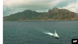 日本海上保安廳巡邏艇在有爭議的釣魚島附近巡邏：1996年9月25日(資料圖片)