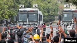 2月20日緬甸抗議者在曼德勒示威抗議軍人政變。 (路透社照片)