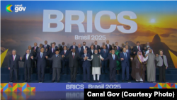 2025年7月7日，巴西总统卢拉与金砖国家成员国、伙伴国以及外部合作国的国家元首和政府首脑的官方合影。