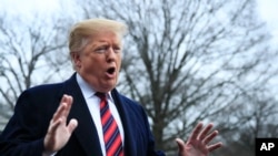 特朗普總統2019年1月19日在白宮前對記者講話（美聯社）