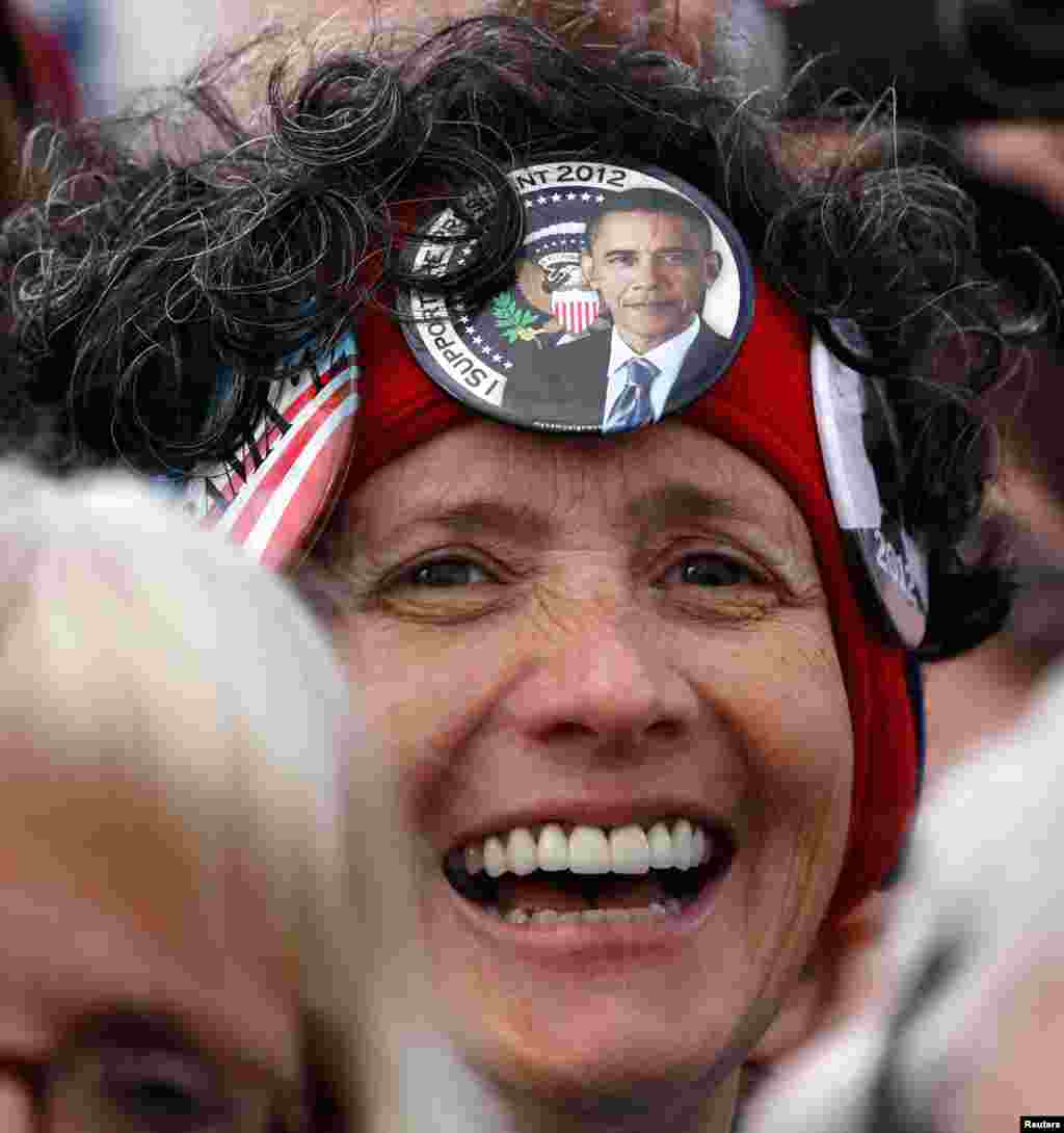 11月1日一名支持者在威斯康星州格林海湾的奥斯丁-斯特劳贝尔国际机场进行的竞选活动中听取奥巴马总统的讲话。