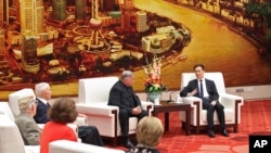 中國國家副主席韓正在北京人民大會堂會晤美中航空遺產基金會主席杰弗里·格林、當年的“飛虎隊”成員哈裡·莫耶和梅爾·麥克馬倫等“飛虎隊”代表團成員。(2023年10月30日)