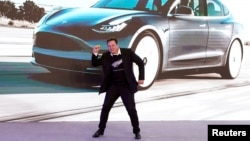 特斯拉創辦人馬斯克在上海的一次特斯拉電動車的銷售活動上。（2020年1月7日）