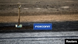 2018年6月28日，在美國威斯康辛州普萊森特山富士康科技集團LCD製造園區奠基儀式上的鐵鏟和富士康標誌。