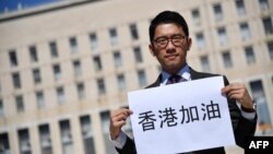 在中意兩國外長會晤期間，香港民主活動人士羅冠聰在意大利外交部外對媒體講話向羅馬施壓。 （2020年8月25日）