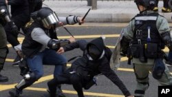 香港警察與反送中抗議者發生暴力衝突。（2019年1月19日）