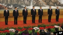 2012年11月15日中共中央新常委集体在人民大会堂亮相。左起：张高丽、刘云山、张德江、习近平、李克强、俞正声和王岐山