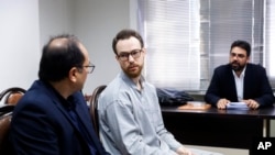 瑞典公民約翰·佛洛德魯斯（中）在伊朗德黑蘭革命法庭出庭。(2023年12月10日）